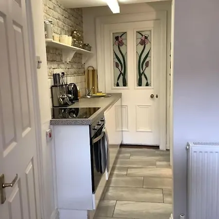 Lovely 1 Bed Flat In Victorian House 300m Seafront